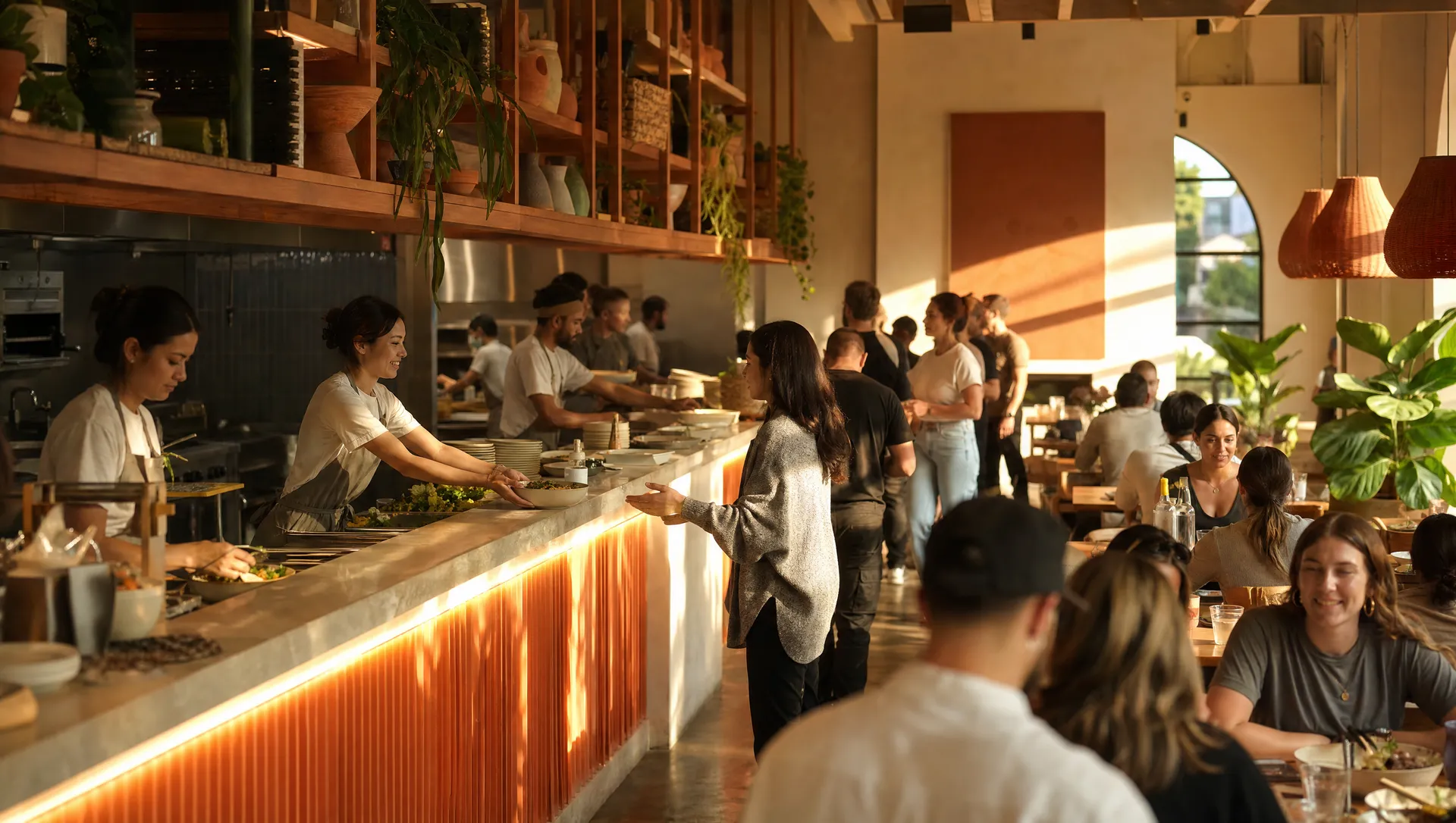 Gut besuchtes, modernes Fast-Casual-Restaurant im warmen Abendlicht