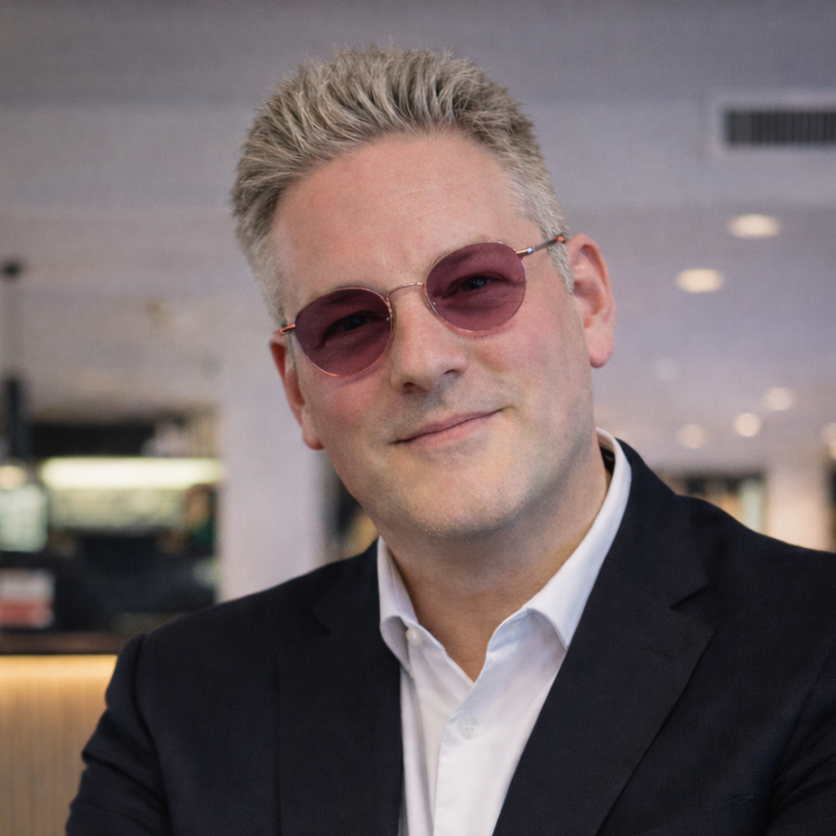 Peter Zimmermann Porträt von Peter Zimmermann mit freundlichem Lächeln, in Anzugjacke.